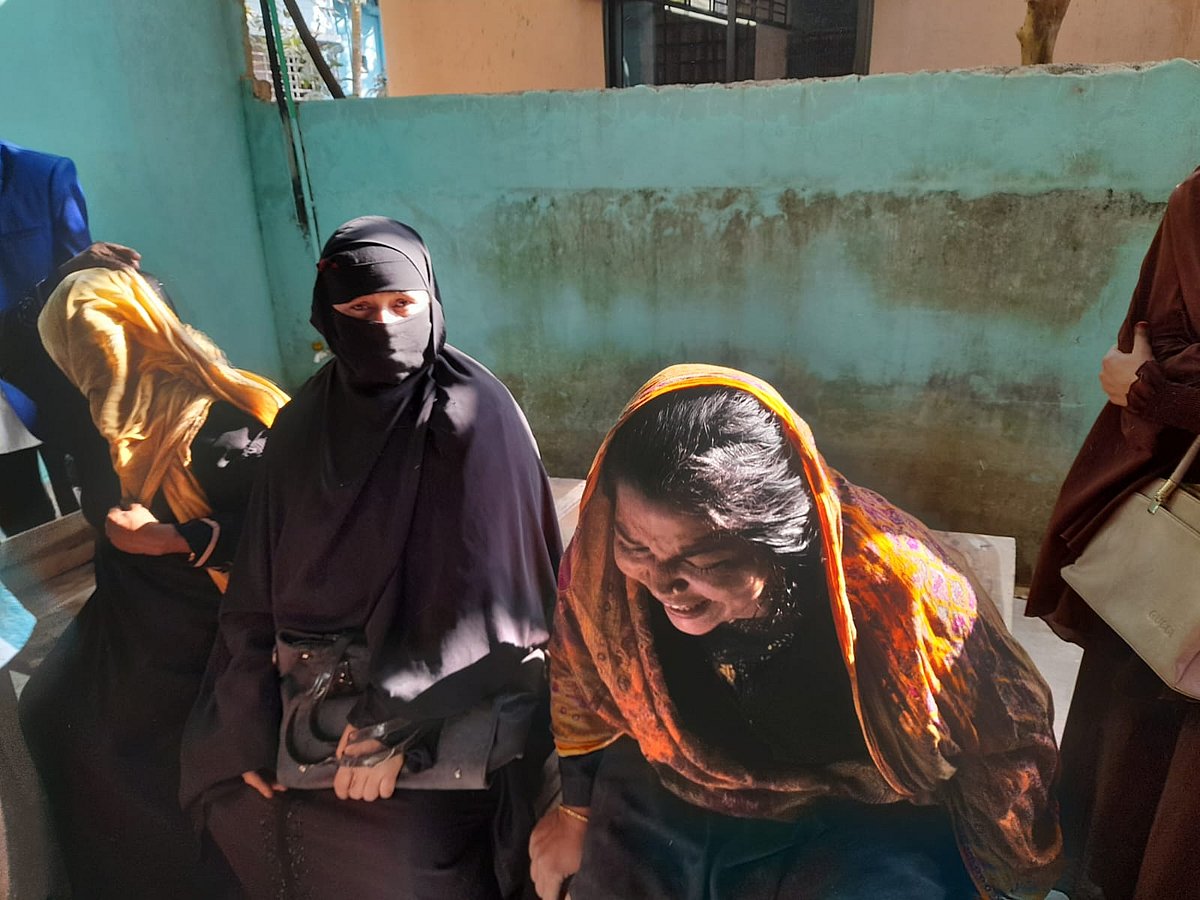 আহাজারি করছেন স্বজনেরা। সোমবার সকালে নোয়াখালী জেলা শহরের মাইজদী এলাকায়