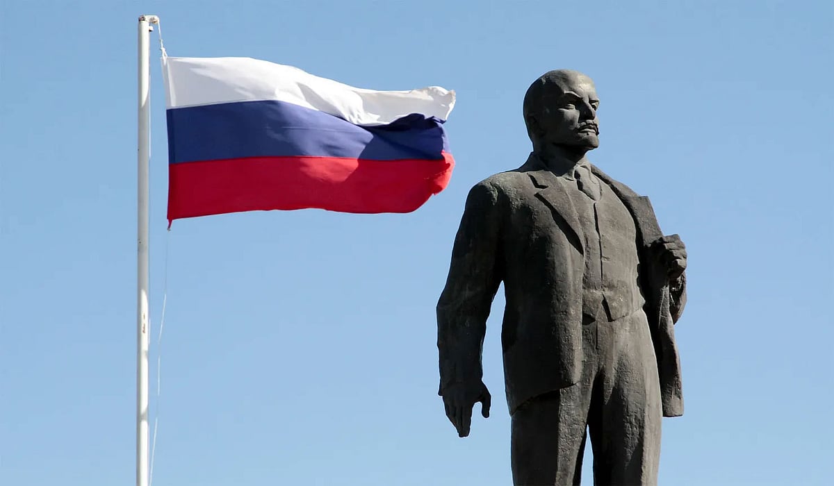 ভ্লাদিমির লেনিনের মূর্তির পাশে উড়ছে রাশিয়ার পতাকা