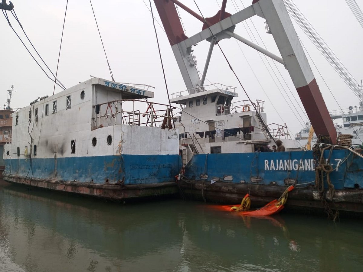 পদ্মা নদীতে ডুবে যাওয়া ফেরি রজনীগন্ধা উদ্ধার করা হয়েছে। বৃহস্পতিবার সকালে পাটরিয়ার পাঁচ নম্বর ঘাটের পাশে