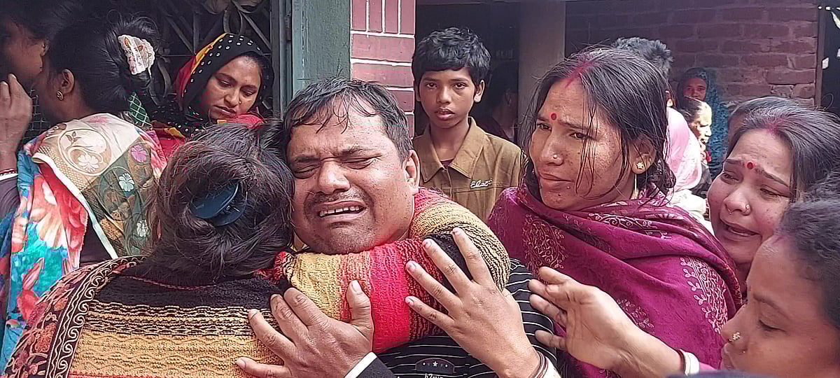 ঠাকুরগাঁও সদর উপজেলায় চালকলের বয়লার বিস্ফোরণে নিহত তিনজনের একজন পলক দাস। তার বাবা উমাকান্ত দাসের আহাজারি। আজ বৃহস্পতিবার সকালে উপজেলার রহিমানপুর ইউনিয়নের পল্লী বিদ্যুৎ দাসপাড়া এলাকায়