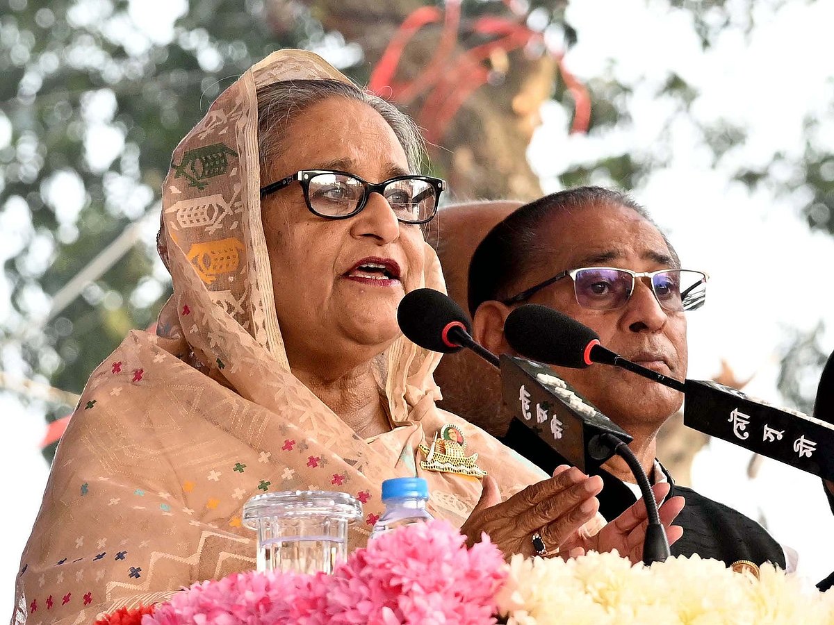 প্রধানমন্ত্রী শেখ হাসিনা সরকারি রাজেন্দ্র কলেজ মাঠে নির্বাচনী জনসভায় বক্তব্য দেন। ফরিদপুর, ২ জানুয়ারি