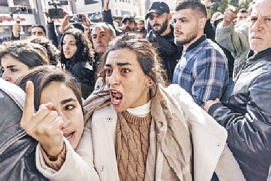 ফিলিস্তিন প্রেসিডেন্ট মাহমুদ আববাসের সঙ্গে মার্কিন পররাষ্ট্রমন্ত্রী অ্যান্টনি ব্লিঙ্কেনের বৈঠক চলাকালে ইসরায়েলি হত্যাযজ্ঞের প্রতিবাদে ফিলিস্তিনিদের বিক্ষোভ। গতকাল পশ্চিম তীরের রামাল্লায়