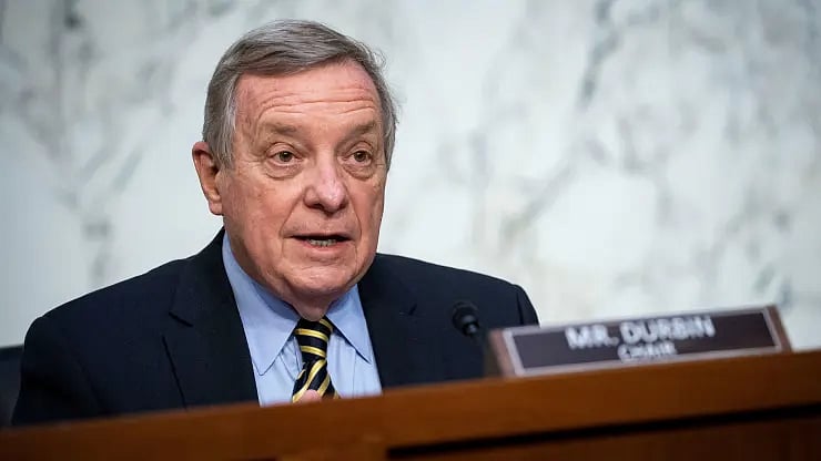 যে চার সিনেটর বিবৃতি দিয়েছেন, তাঁদেরই একজন ডিক ডারবিন