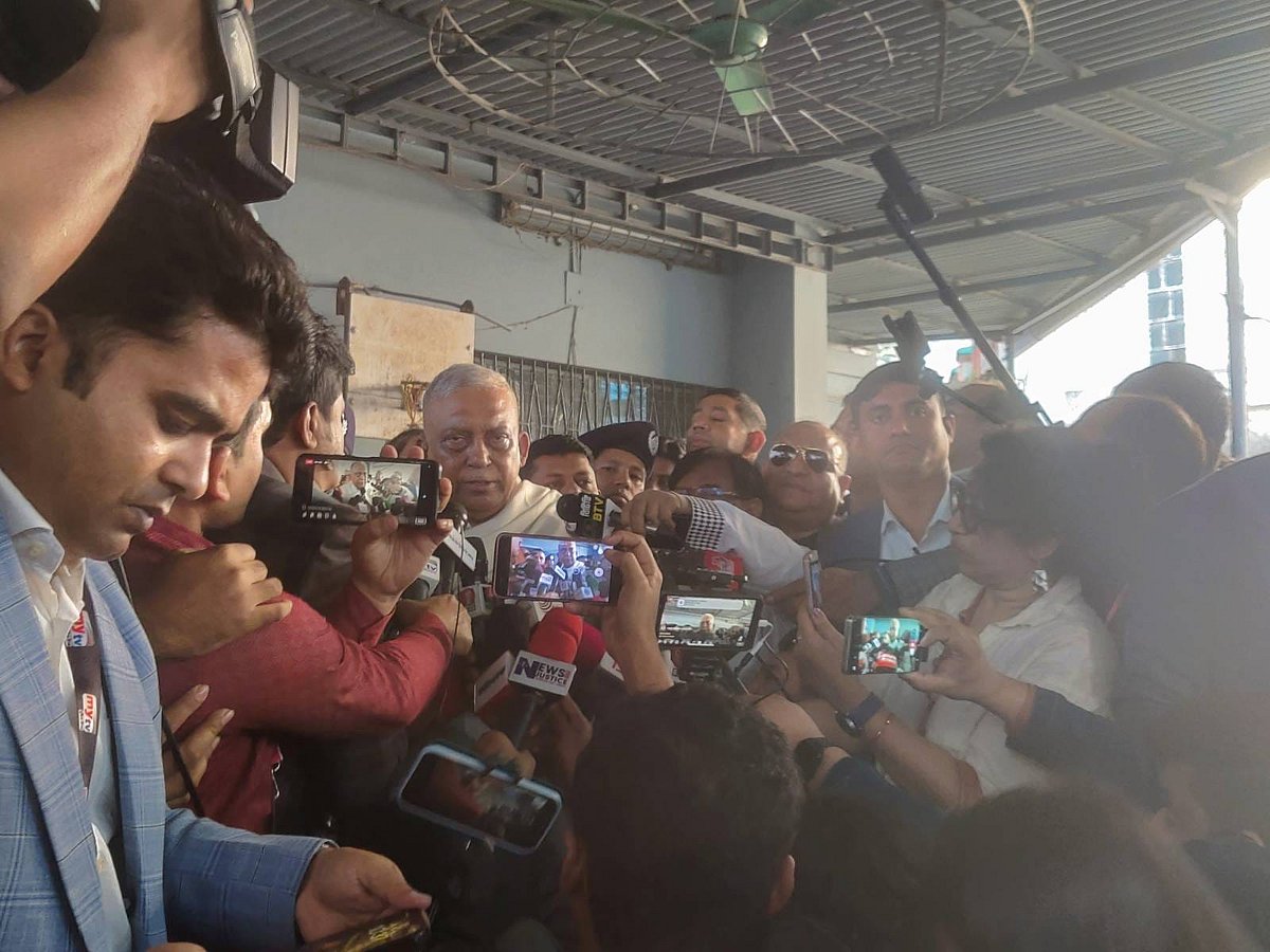 স্বরাষ্ট্রমন্ত্রী আসাদুজ্জামান খান কামাল বাচা ইংলিশ মিডিয়াম স্কুল কেন্দ্রে ভোট দিয়ে সাংবাদিকদের সঙ্গে কথা বলেন। মণিপুরিপাড়া, ঢাকা, ৭ জানুয়ারি