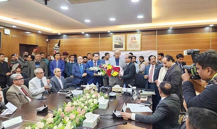 নতুন স্বাস্থ্যমন্ত্রী সামন্ত লাল সেনকে আজ রোববার ফুল দিয়ে শুভেচ্ছা জানান মন্ত্রণালয়ের কর্মকর্তা–কর্মচারীরা