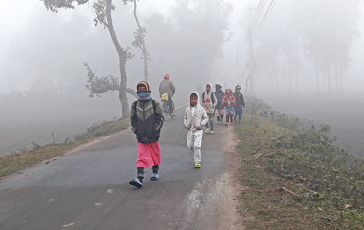 দেশের সর্ব–উত্তরের জেলা পঞ্চগড়ে জেঁকে বসেছে শীত। মেঘলা আকাশ আর ঘন কুয়াশায় দেখা মিলছে না সূর্যের। সকালের কনকনে ঠান্ডাকে উপেক্ষা করে গায়ে শীতের পোশাক পরে পড়তে যাচ্ছে শিশুরা। গতকাল সকাল পৌনে ৯টায় পঞ্চগড় সদর উপজেলার ভাবরঙ্গী এলাকায়