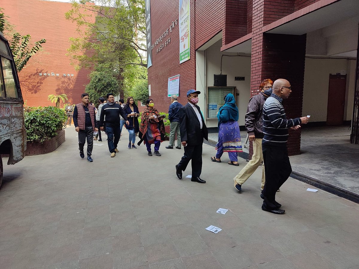 রাজধানীর মোহাম্মদপুরের লালমাটিয়া মহিলা কলেজ কেন্দ্রে আসছেন ভোটাররা