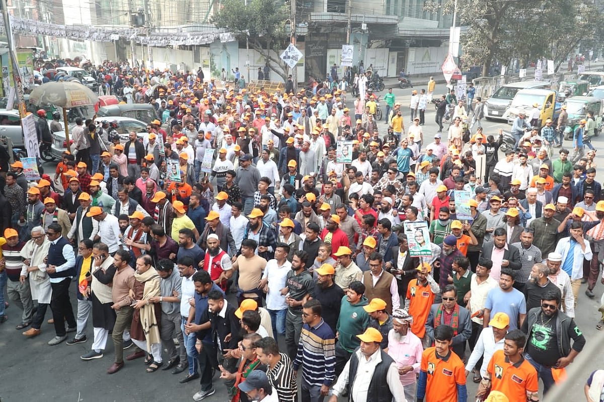 আওয়ামী লীগের নির্বাচনী জনসভায় যোগ দিতে দলের নেতাকর্মীরা বিভিন্ন এলাকা থেকে মিছিল নিয়ে কলাবাগান মাঠে যাচ্ছেন। ধানমন্ডি, ঢাকা, ১ জানুয়ারি
