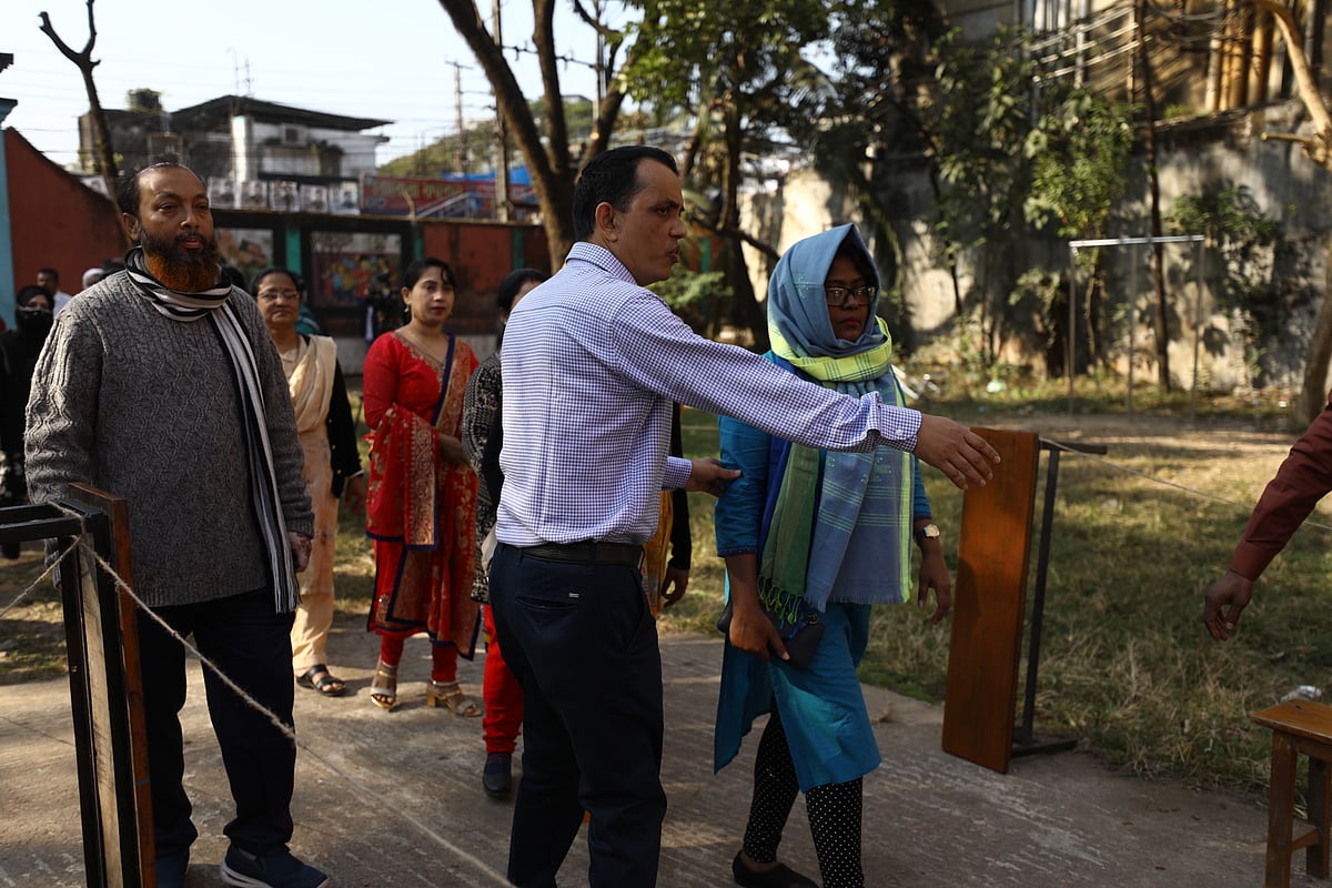 সিলেট ১ আসনে আওয়ামী লীগের প্রার্থী এ কে আব্দুল মোমেন সিলেট নগরের বন্দরবাজার। এলাকার দুর্গা কুমার সরকারি প্রাথমিক বিদ্যালয় ভোটকেন্দ্রে ভোট দিতে আসেন। ভোটকেন্দ্রে ভোটার উপস্থিতি  দেখাতে  সিলেট এম এ জি ওসমানী মেডিকেল কলেজ হাসপাতালের নার্সদের ভোটকেন্দ্রে আনা হয়। এই ভোটকেন্দ্রে ভোটার না হলেও এ কে আব্দুল মোমেন ভোটকেন্দ্রে আসার আসার আগে নার্সদের লাইনে দাড় করাচ্ছেন বাংলাদেশ নার্সেস অ্যাসোসিয়েশনের সিলেট এম এ জি ওসমানী মেডিকেল কলেজ হাসপাতাল শাখার সাধারণ সম্পাদক ইসরাইল আলী সাদেক।  আজ সকাল ১০টার দিকে তোলা