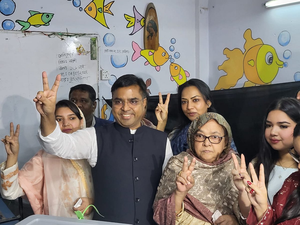 নাজিরাবাজার ইসলামিয়া সরকারি প্রাথমিক বিদ্যালয় কেন্দ্রে পরিবারের সদস্যদের নিয়ে ভোট দেন সাঈদ খোকন। ৭ জানুয়ারি