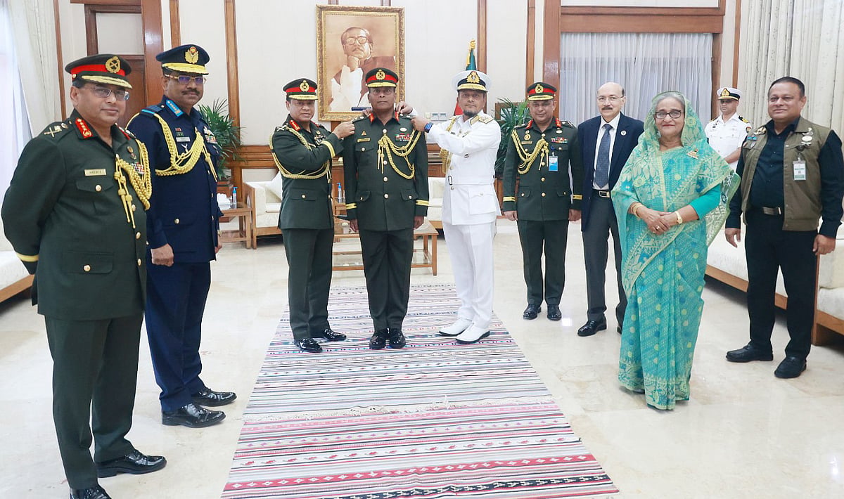 প্রধানমন্ত্রী শেখ হাসিনার উপস্থিতিতে সোমবার গণভবনে সেনা ও নৌবাহিনী প্রধান নবনিযুক্ত প্রিন্সিপাল স্টাফ অফিসার মিজানুর রহমান শামীমকে র্যাঙ্ক ব্যাজ পরিয়ে দেন