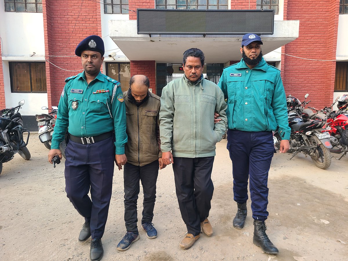 নবজাতক বিক্রির গ্রেপ্তার ব্যক্তিদের কারাগারে পাঠানো হচ্ছে। রোববার বিকেলে রংপুর কোতোয়ালি থানার সামনে