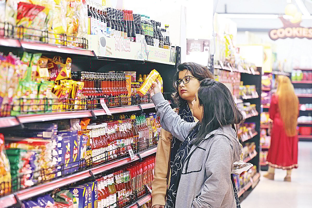 দেশে সুপারশপের ব্যবসা বাড়ছে। নতুন নতুন শাখাও খুলছে কোম্পানিগুলো। তেমনি একটি সুপারশপে কেনাকাটা করছেন দুই তরুণী। গতকাল রাজধানীর শ্যামলীর রিংরোডে