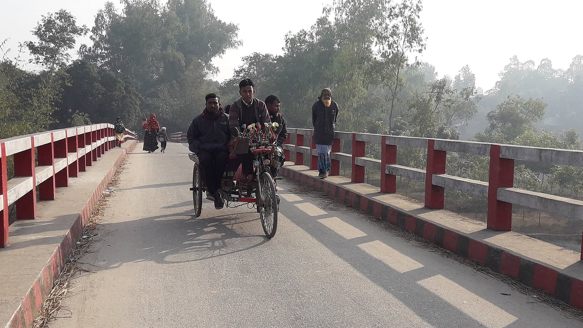 পঞ্চগড়ে বইছে মৃদু শৈত্যপ্রবাহ। তবে শনিবার সকাল সকাল দেখা মিলেছে ঝলমলে রোদের। সদর উপজেলার হাফিজাবাদ ইউনিয়নের আম-কাঁঠাল এলাকায়