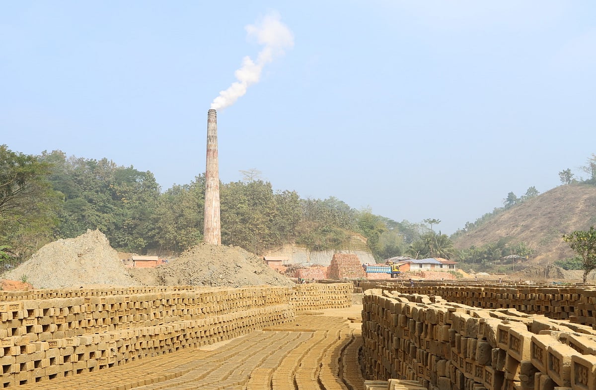 পাহাড়ি বনের ভেতরে অবৈধ ইটভাটায় প্রাকৃতিক বনের কাঠ পোড়ানো হচ্ছে। রাঙামাটির কাউখালী উপজেলার বেতবুনিয়া সুগার মিল মহাজনপাড়া। ২৩ জানুয়ারি ২০২৪