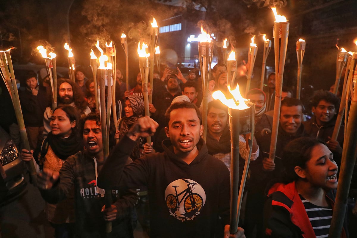 বামপন্থী ছাত্রসংগঠনগুলোর মোর্চা গণতান্ত্রিক ছাত্রজোটের নেতা–কর্মীরা ঢাকা বিশ্ববিদ্যালয়ে মশালমিছিল করেন। ঢাকা, ১২ জানুয়ারি