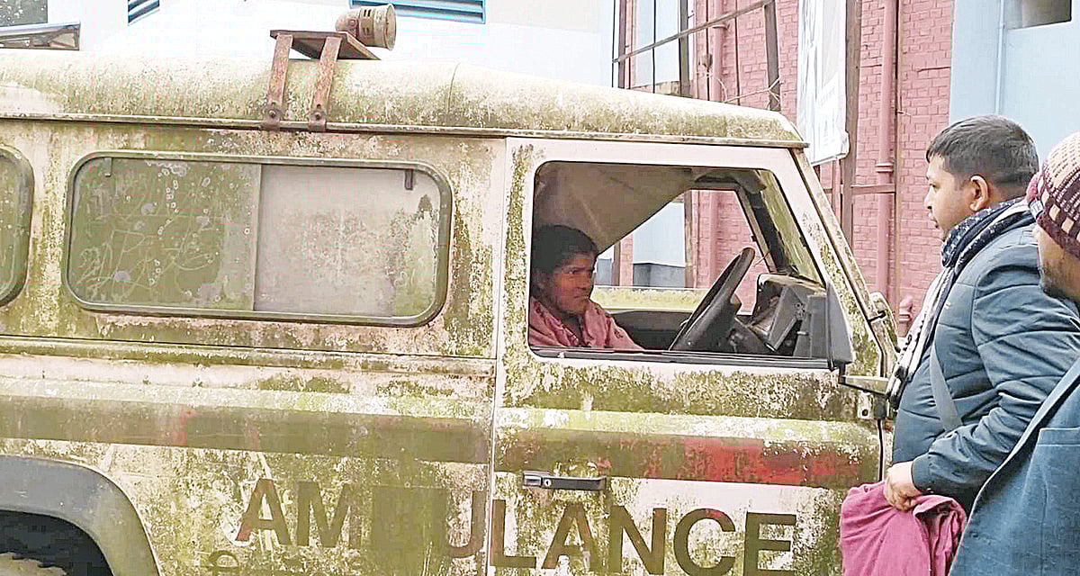 ঝিনাইগাতী উপজেলা স্বাস্থ্য কমপ্লেক্সের পরিত্যক্ত অ্যাম্বুলেন্সের ভেতরে বাস করা অজ্ঞাতপরিচয়ের নারী রুমা