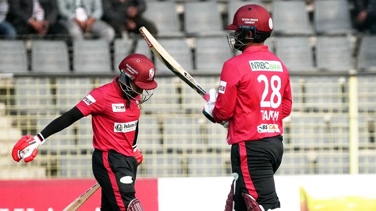 তামিম আউট হওয়ার পর উইকেটে আসছেন মুশফিক