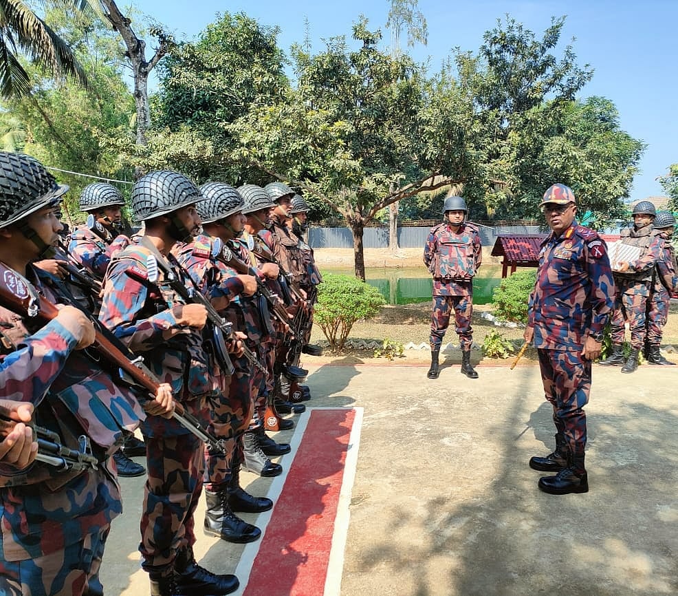 সীমান্ত পরিদর্শনের সময় বিজিবির সদস্যদের সর্বোচ্চ সতর্ক থাকার নির্দেশ দেন সংস্থাটির মহাপরিচালক মেজর জেনারেল এ কে এম নাজমুল হাসান