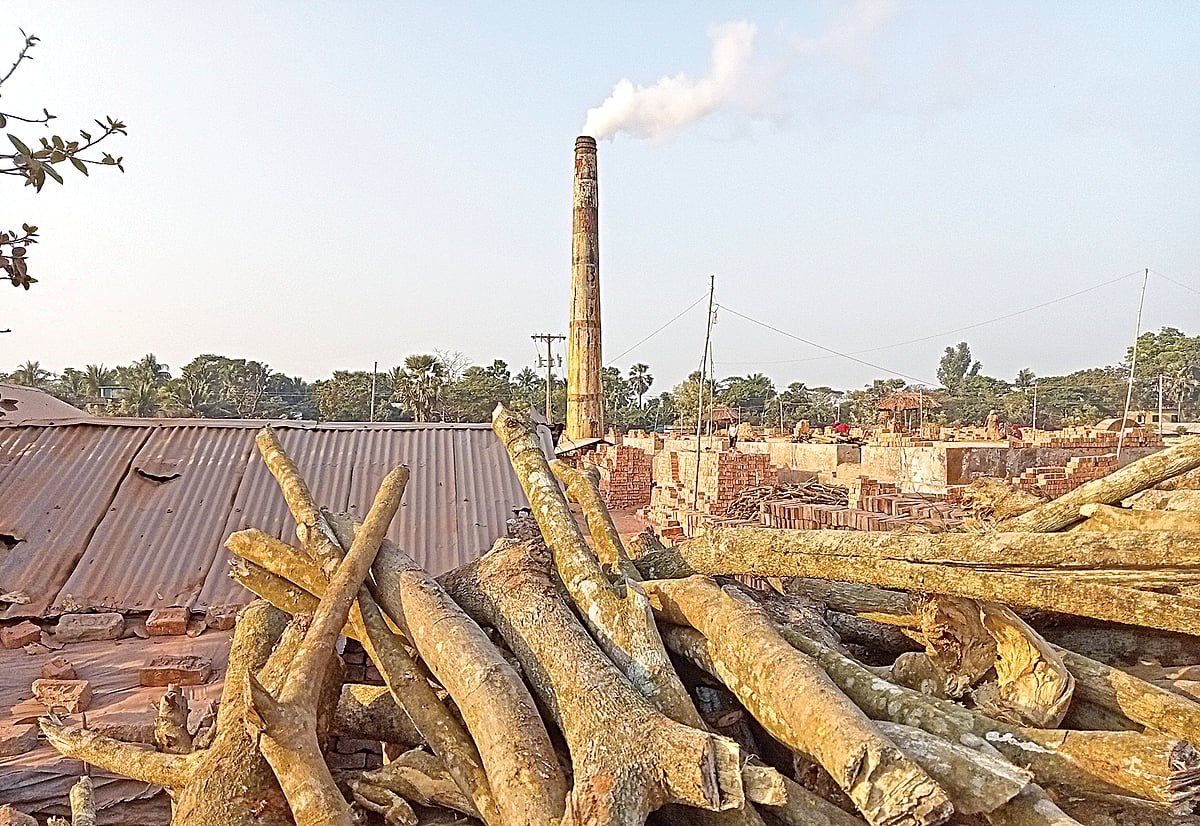 খুলনার কয়রা উপজেলা স্বাস্থ্য কমপ্লেক্সের পাশের অবৈধ ইটভাটা। সম্প্রতি তোলা