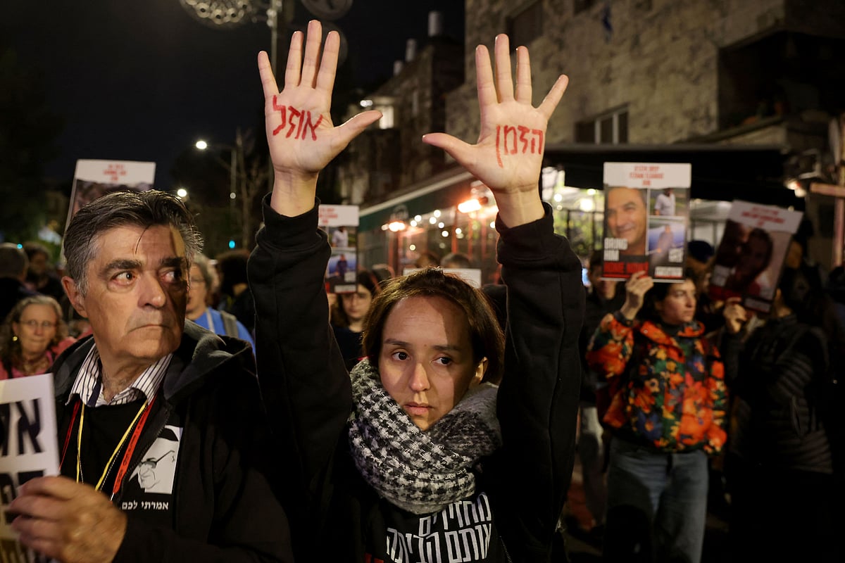 হামাসের হাতে বন্দী ইসরায়েলিদের মুক্তির লক্ষ্যে যুদ্ধবিরতির চুক্তি করার দাবিতে নেতানিয়াহুর বাড়ির পাশে বিক্ষোভ করেন বন্দীদের স্বজনেরা। ২২ জানুয়ারি, জেরুজালেম