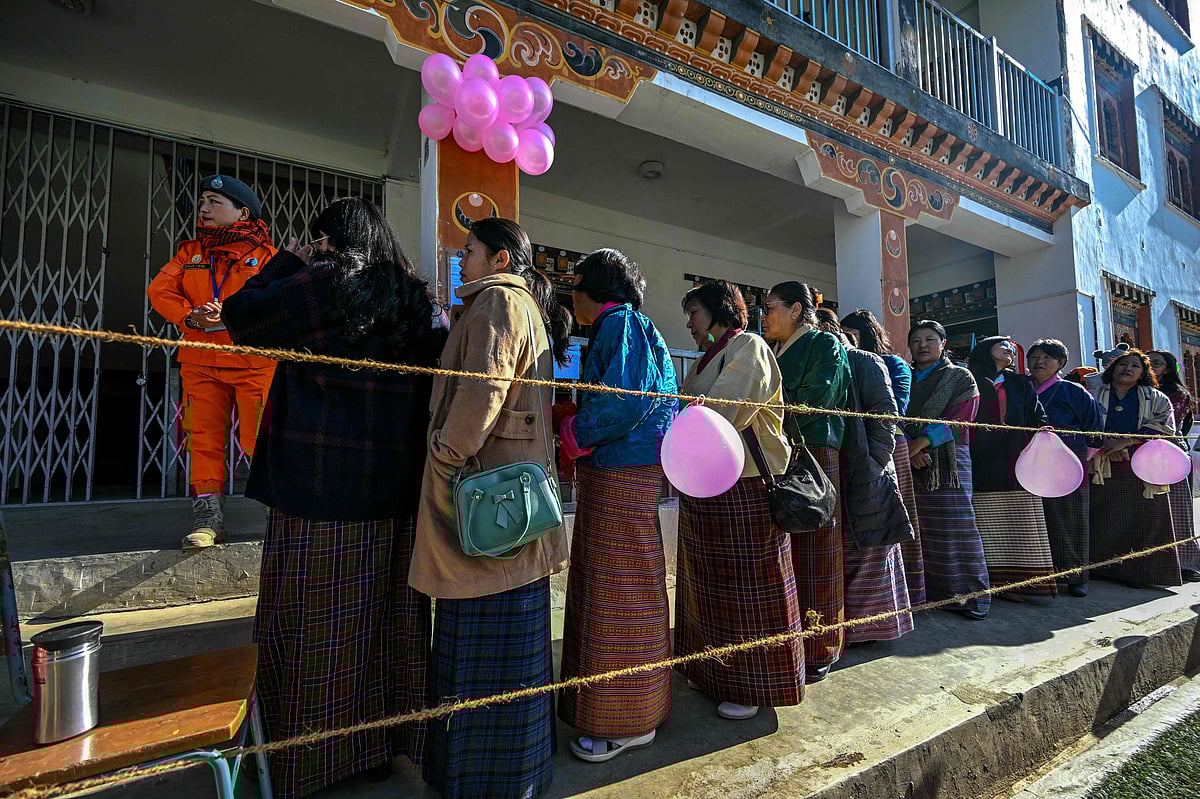 ভোট দিতে লাইনে দাঁড়িয়ে অপেক্ষা। মঙ্গলবার রাজধানী থিম্পুর একটি কেন্দ্রে