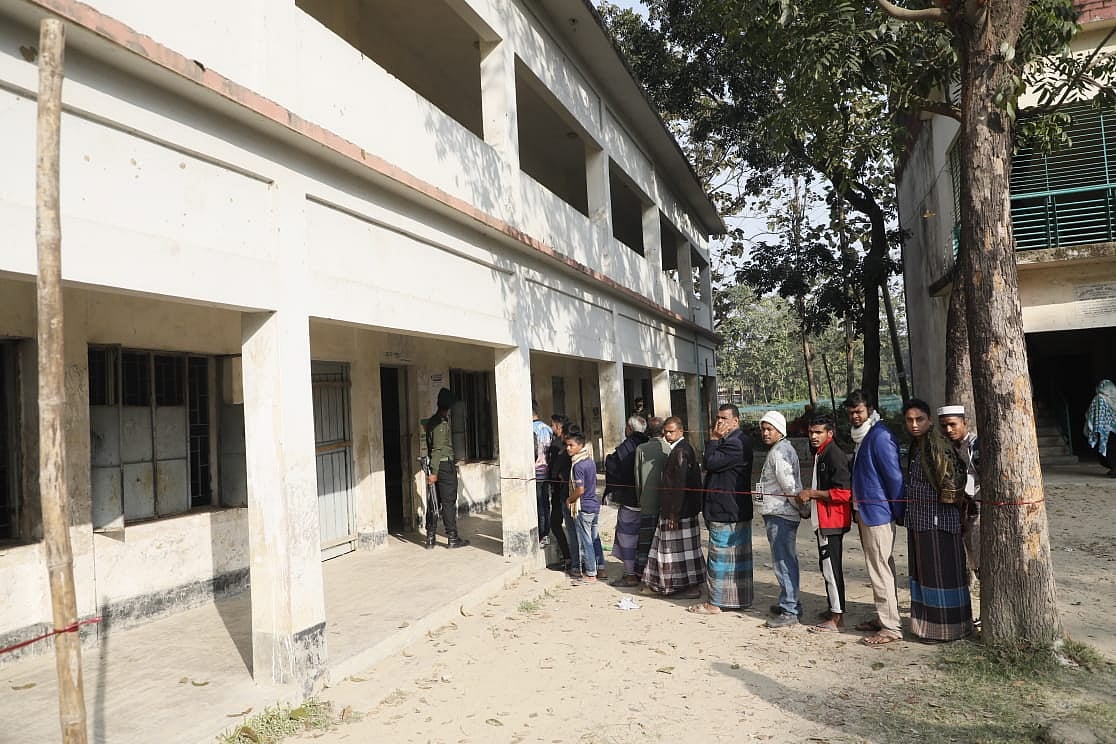 চট্টগ্রামের সাতকানিয়ার খাগরিয়া গণিপাড়া সরকারি প্রাথমিক বিদ্যালয় কেন্দ্রে ভোটার উপস্থিতি ছিল কম। আজ সকাল নয়টায়।