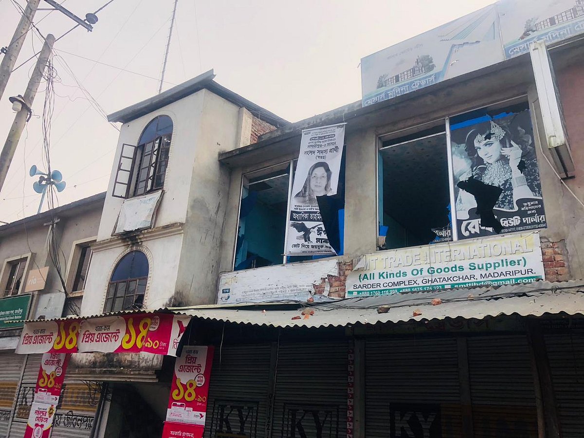 মাদারীপুরে আধিপত্য বিস্তারকে কেন্দ্র করে দুই পক্ষের হামলায় বসতঘর ও দোকানপাটে ভাঙচুর ও লুটপাট চালানো হয়। বৃহস্পতিবার দুপুরে সদর উপজেলার কেন্দুয়া ইউনিয়নের ঘটকচর এলাকায়