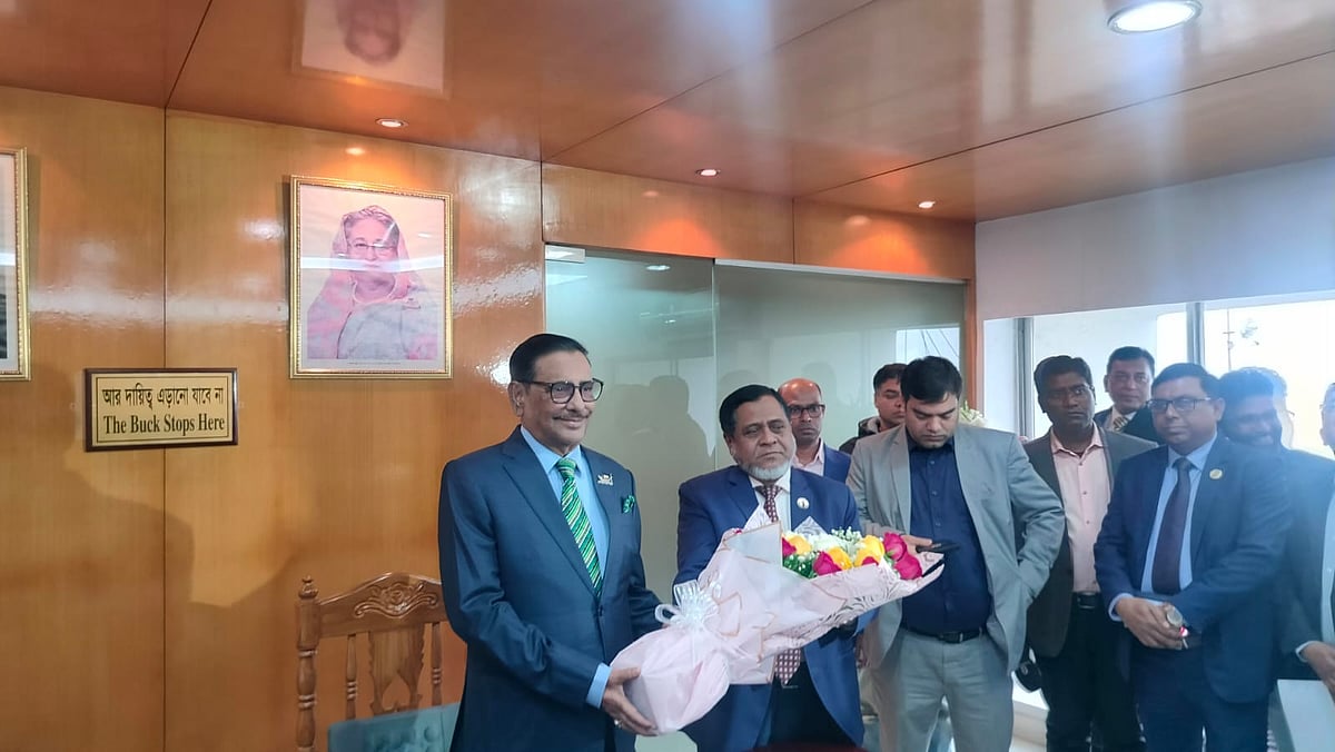 নতুন মন্ত্রিসভা গঠনের পর আজ রোববার প্রথম দিন সচিবালয়ে নিজ কার্যালয়ে এলে সড়ক পরিবহন ও সেতুমন্ত্রী ওবায়দুল কাদেরকে ফুল দিয়ে শুভেচ্ছা জানানো হয়