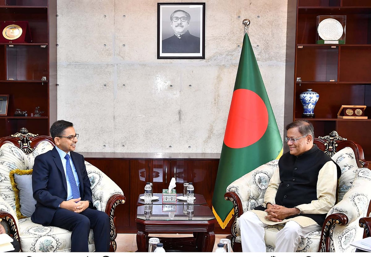 ঢাকায় নিযুক্ত ভারতের হাইকমিশনার প্রণয় ভার্মা আজ সোমবার পররাষ্ট্র মন্ত্রণালয়ে নতুন পররাষ্ট্রমন্ত্রী হাছান মাহমুদের সঙ্গে সৌজন্য সাক্ষাৎ করেন