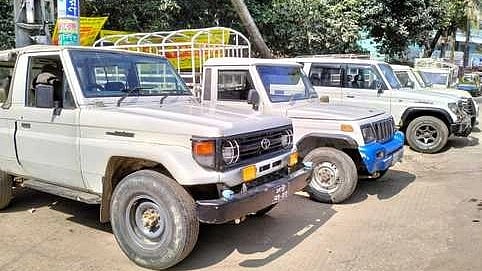 চাঁদের গাড়ি নামে পরিচিত এই গাড়িগুলো  দুর্গম পাহাড়ি সড়কে পর্যটক পরিবহন করে। গতকাল দুপুরে বান্দরবান জেলা শহরের     ধনেশ চত্বরে