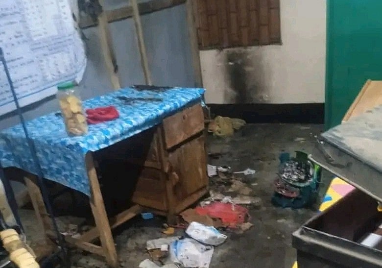 ফেনীর সোনাগাজীতে ভোটকেন্দ্রে পেট্রোল বোমা নিক্ষেপের ঘটনা ঘটেছে। শনিবার রাতে উপজেলার দশআনি সরকারি প্রাথমিক বিদ্যালয়ে