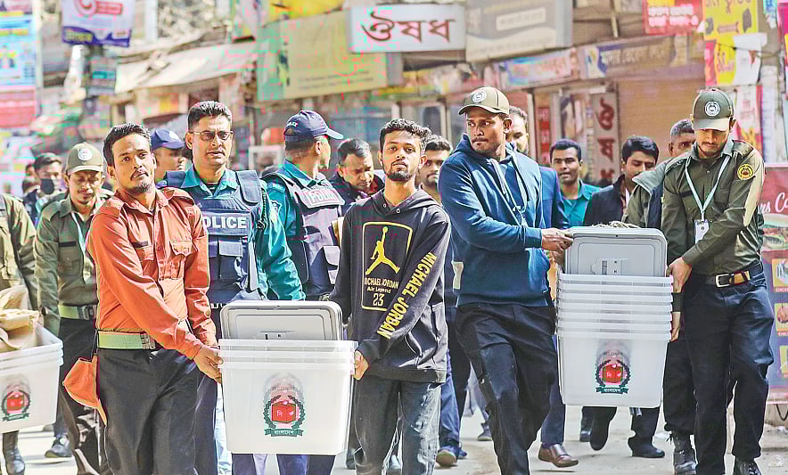 নির্বাচনী সরঞ্জাম নিয়ে কেন্দ্রে যাচ্ছেন সংশ্লিষ্ট কর্মীরা। শনিবার দুপুরে রাজধানীর তেজগাঁও সরকারি উচ্চবিদ্যালয়ের সামনে।