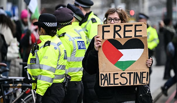 ইসরায়েলবিরোধী বিক্ষোভে প্ল্যাকার্ড হাতে এক ফিলিস্তিন-সমর্থক। লন্ডন, যুক্তরাজ্য