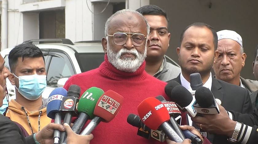 নারায়ণগঞ্জের পুলিশ সুপার কার্যালয়ে তৃণমূল বিএনপির এক নারী কর্মীর বাড়িতে হামলার ঘটনায় লিখিত অভিযোগ দিতে এসে সাংবাদিকদের সঙ্গে কথা বলেন তৈমুর আলম খন্দকার। বুধবার দুপুরে