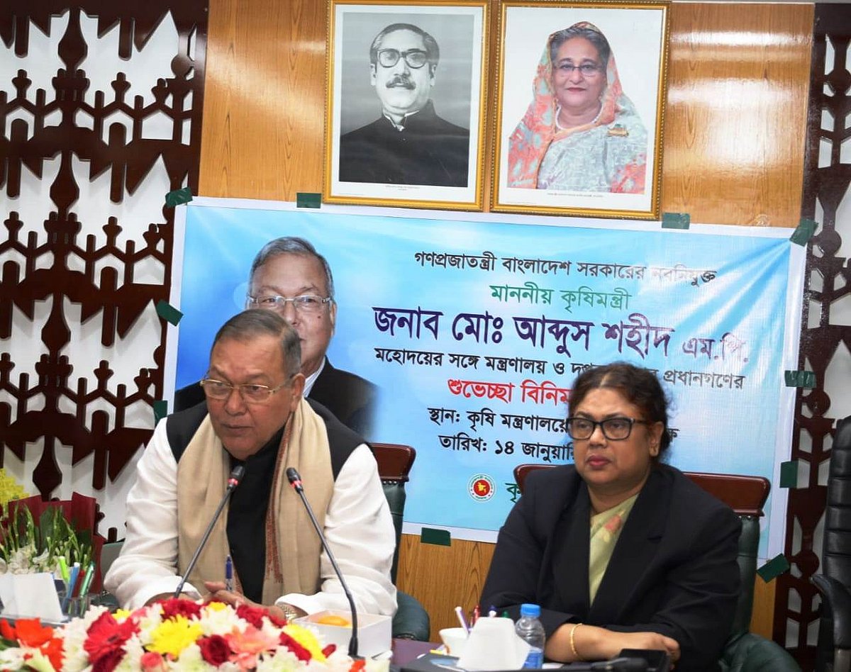 কৃষিমন্ত্রী হিসেবে নিয়োগ পাওয়ার পর প্রথম দিন আজ সচিবালয়ে মন্ত্রণালয়ের কর্মকর্তাদের সঙ্গে মতবিনিময় করেন মন্ত্রী মো. আব্দুস শহীদ