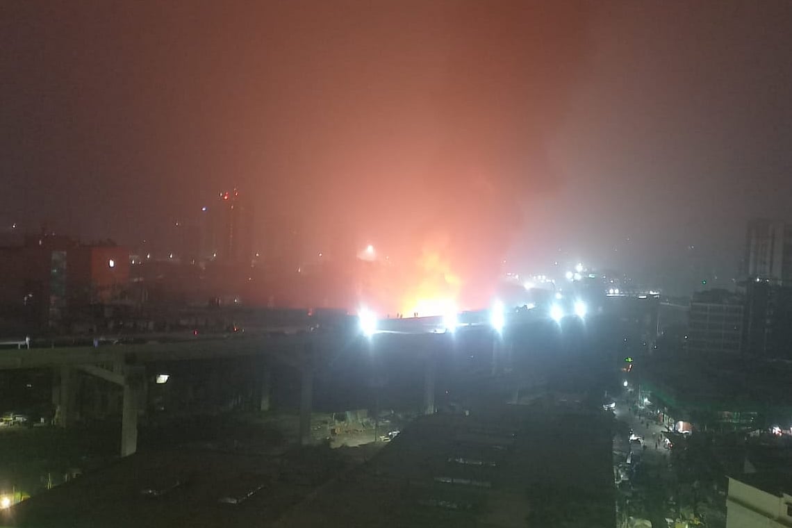 রাজধানীর তেজগাঁওয়ে একটি বস্তিতে আগুন লেগেছে