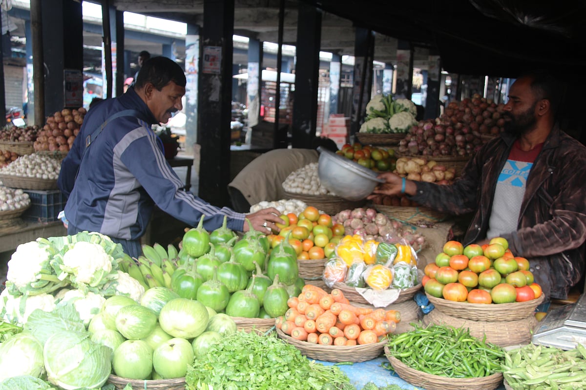 বেশি দামে শীতকালীন সবজি বিক্রি। বৃহস্পতিবার চুয়াডাঙ্গা পৌর এলাকার বড়বাজার নদীর পার সবজিপট্টিতে
