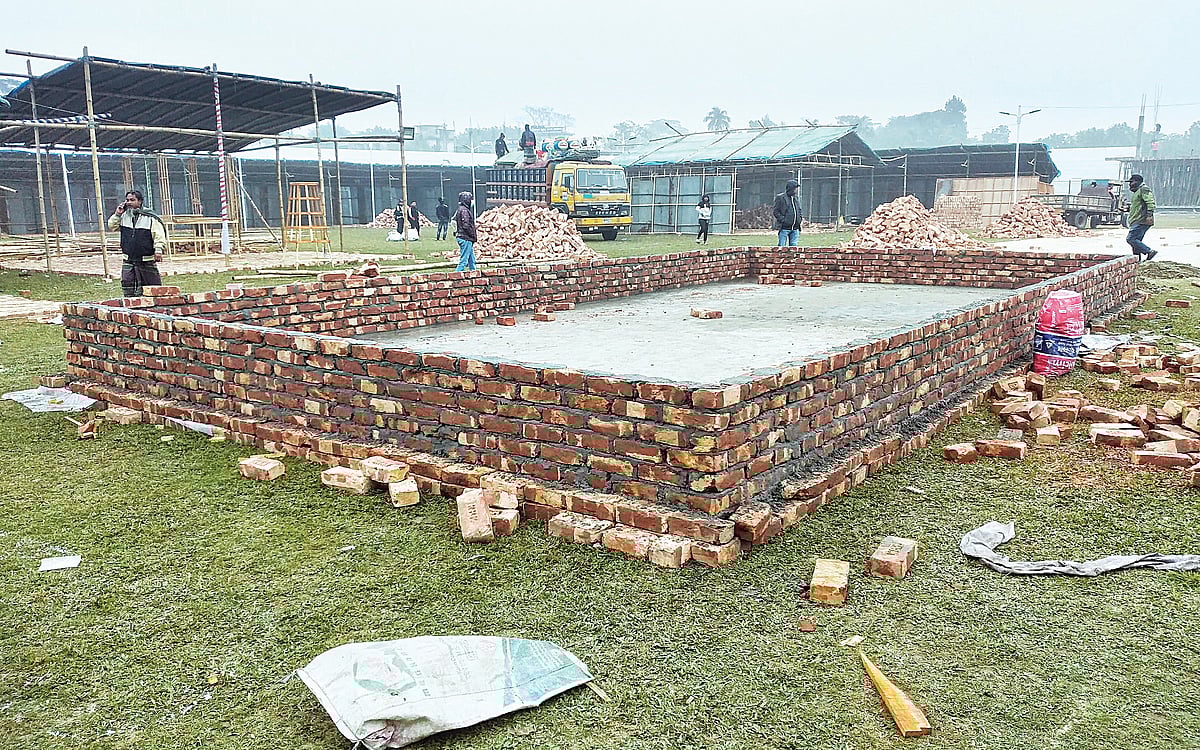 খেলাধুলা বন্ধ রেখে চলছে মেলার আয়োজন। প্যাভিলিয়ন নির্মাণের জন্য করা হচ্ছে স্থাপনা। গত সোমবার শরীয়তপুর জেলা স্টেডিয়ামে