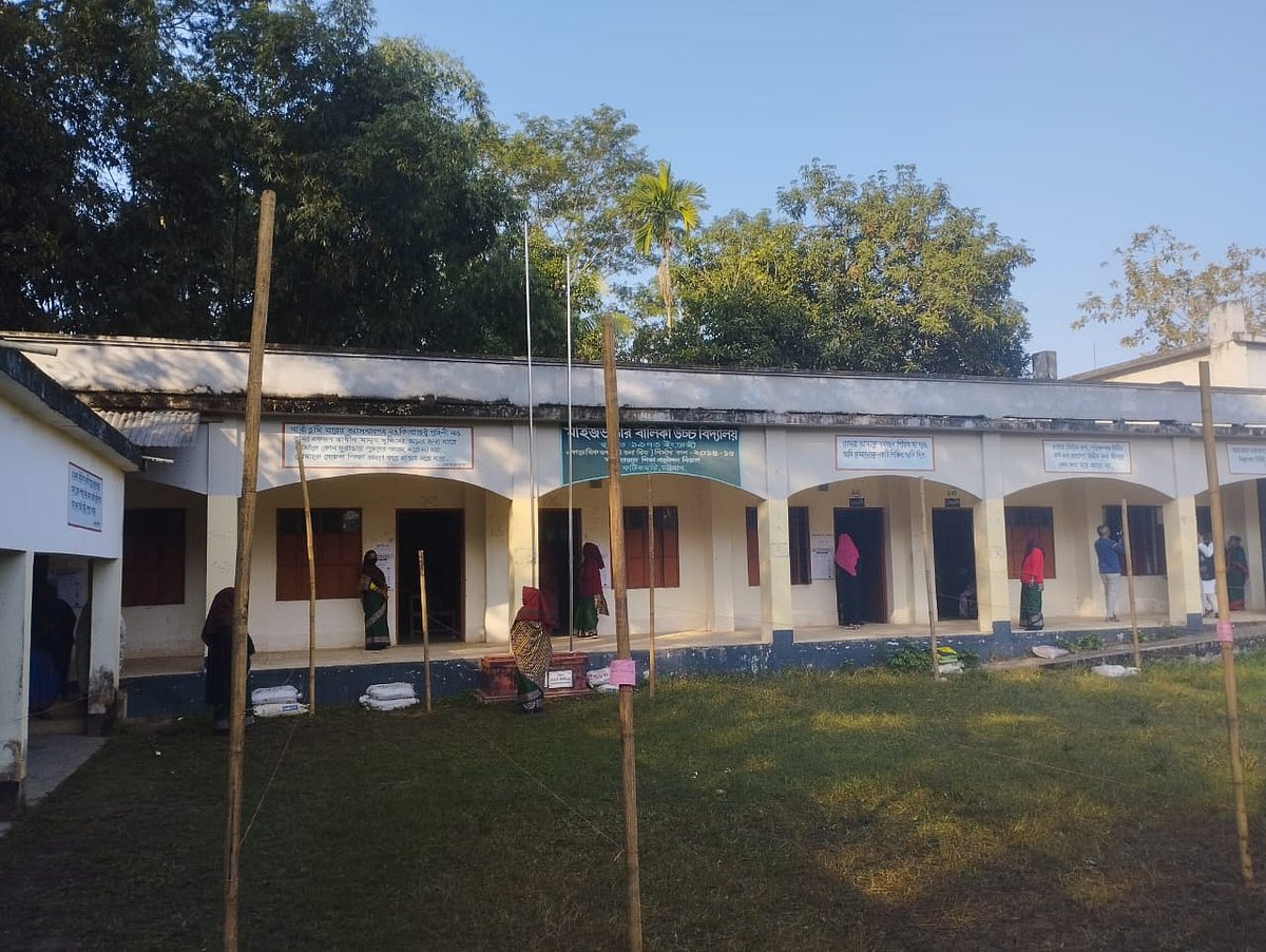 মাইজভান্ডার বালিকা উচ্চবিদ্যালয় ভোটকেন্দ্র ফাঁকা। আজ সকাল ৯টায় তোলা