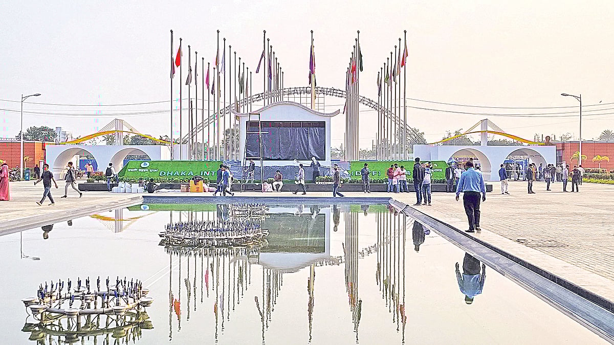 এ বছর বঙ্গবন্ধু শেখ মুজিবুর রহমান টানেলের আদলে তৈরি হয়েছে বাণিজ্য মেলার প্রধান ফটক। গতকাল বিকেলে