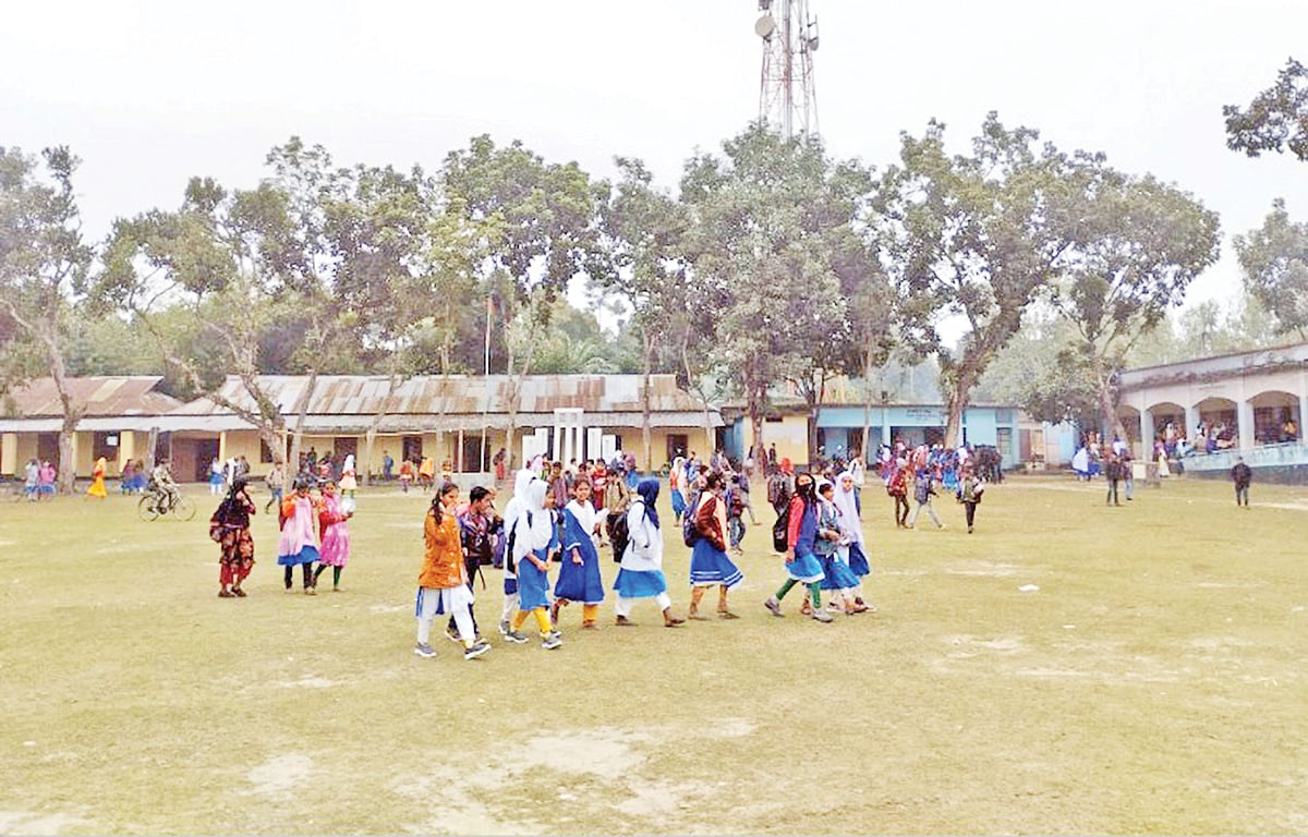 গাইবান্ধার পলাশবাড়ী উপজেলার ফকিরহাট দ্বিমুখী উচ্চবিদ্যালয় ও ফকিরহাট সরকারি প্রাথমিক বিদ্যালয় পাশাপাশি অবস্থিত