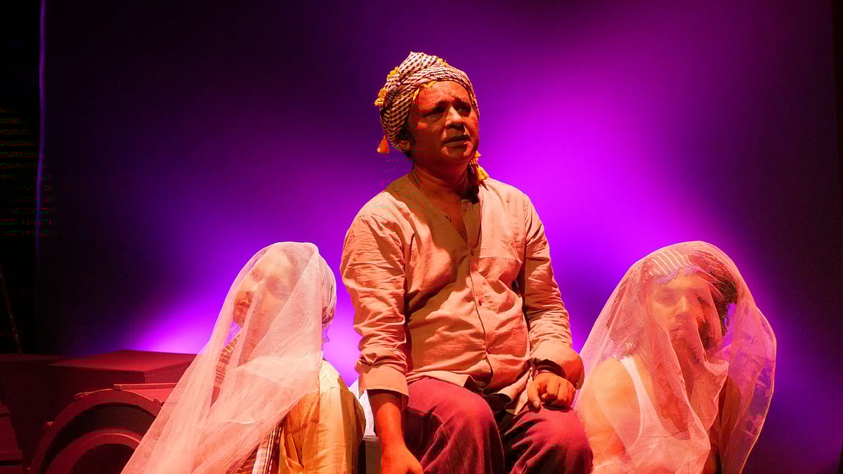 ‘পুলসিরাত’ নাটকের দৃশ্য। প্রাচ্যনাটের সৌজন্যে