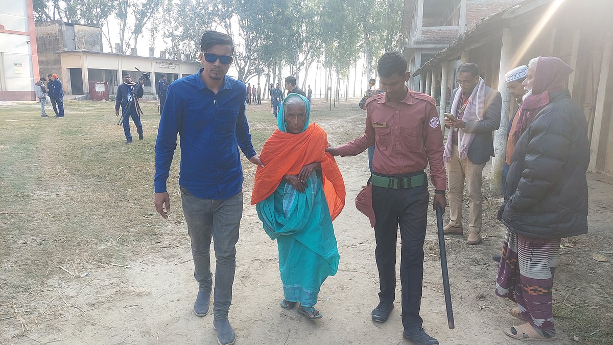 ভোট দিতে যাচ্ছেন এক বৃদ্ধ নারী। আজ সোমবার সকালে পত্নীতলা উপজেলার পুইয়া সরকারি প্রাথমিক বিদ্যালয় কেন্দ্রে