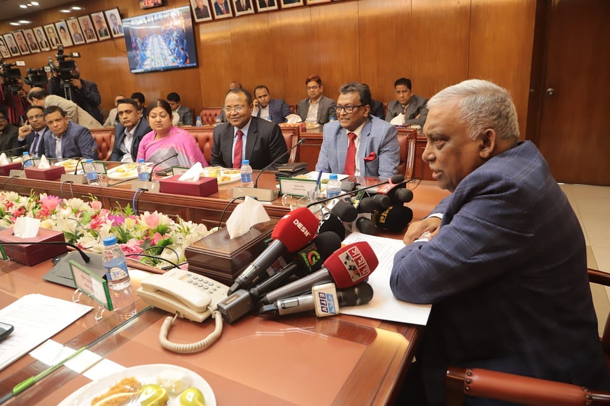 স্বরাষ্ট্রমন্ত্রী আসাদুজ্জামান খান। অনলাইনে আগ্নেয়াস্ত্র লাইসেন্স নবায়ন কার্যক্রমের উদ্বোধন উপলক্ষে আয়োজিত অনুষ্ঠানে