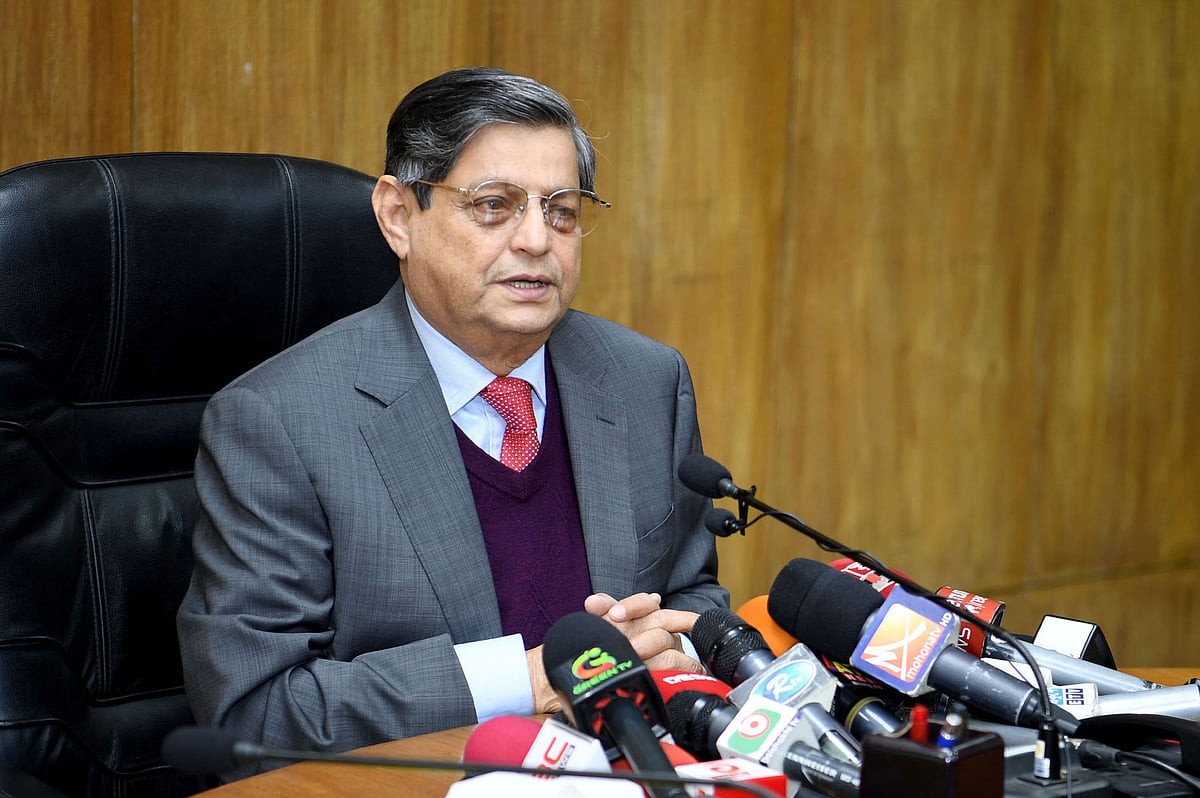 সচিবালয়ে সাংবাদিকদের সঙ্গে কথা বলেন গৃহায়ণমন্ত্রী র আ ম উবায়দুল মোকতাদির চৌধুরী