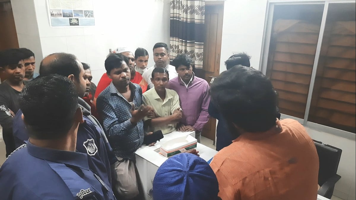 পান ব্যবসায়ীর মৃত্যুর ঘটনায় চিকিৎসায় অবহেলার অভিযোগ তুলে স্বজনদের বিক্ষোভ। গতকাল রোববার মাদারীপুর জেলা হাসপাতালে