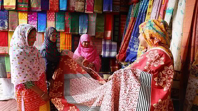 বাংলাদেশের নারীদের আবহমান সাংস্কৃতিক পোশাক হিসেবে টাঙ্গাইলের শাড়ির অবস্থান একেবারে প্রথম দিকে