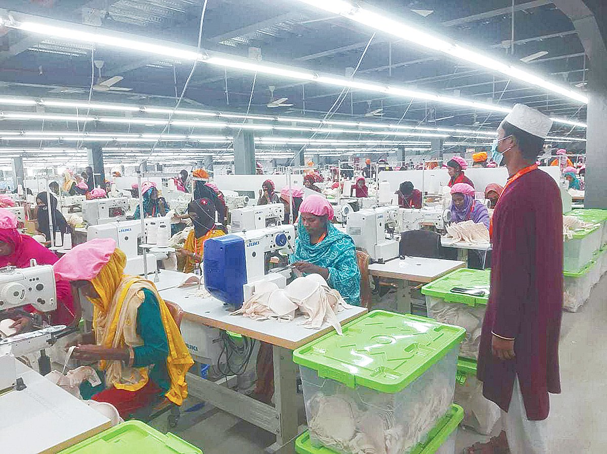 মিরসরাইয়ের বঙ্গবন্ধু শেখ মুজিব শিল্পনগরের একটি পোশাক তৈরির কারখানায় কাজ করছেন নারী শ্রমিকেরা। সাম্প্রতিক ছবি