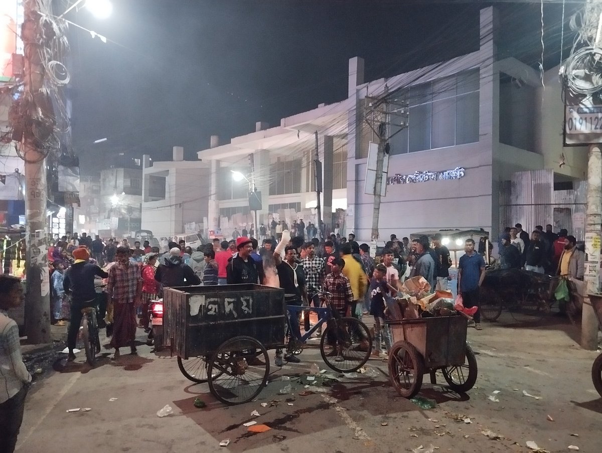 বিদ্যুৎ–সংযোগ বিচ্ছিন্ন করার প্রতিবাদে সড়ক অবরোধ করে হরিজনপল্লির বাসিন্দাদের বিক্ষোভ। গতকাল রাতে যশোর শহরের চিত্রা মোড়ে